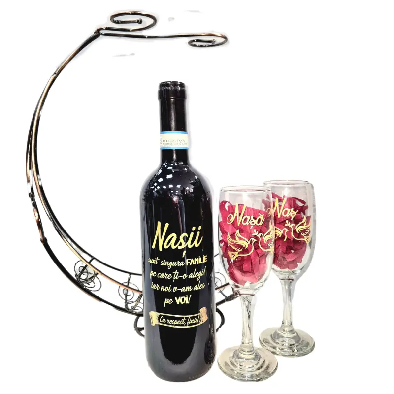 Nasii sunt singura familie, suport din metal cu sticla vin personalizata cu mesaj si 2 pahare personalizate nas si nasa